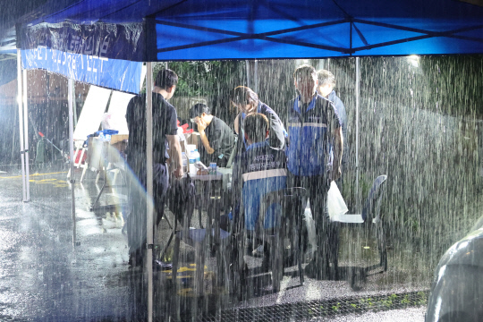 13일 오후 축대 붕괴 사고가 발생한 서울 서대문구 홍제천로 도로에 서대문구 통합지원반 관계자들이 추가 사고에 대비해 밤샘 비상근무를 하고 있다. 이날 축대 붕괴로 인명피해는 없으나 축대 아래쪽 20가구 46명이 대피했다.  연합뉴스